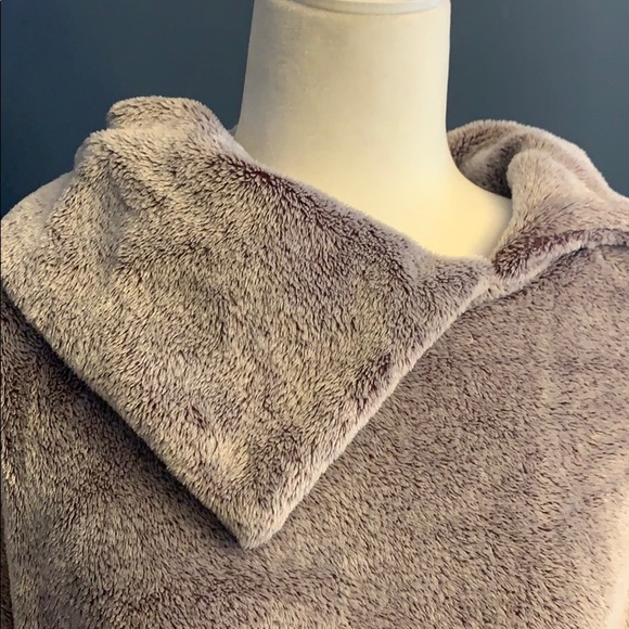 Women’s split collard Sherpa like sweatshirt - Picture 2 of 8